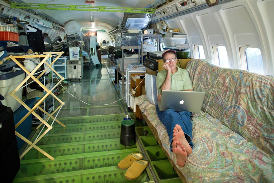 Foto a video: Muž žije v Boeingu 727 v strede v lesa